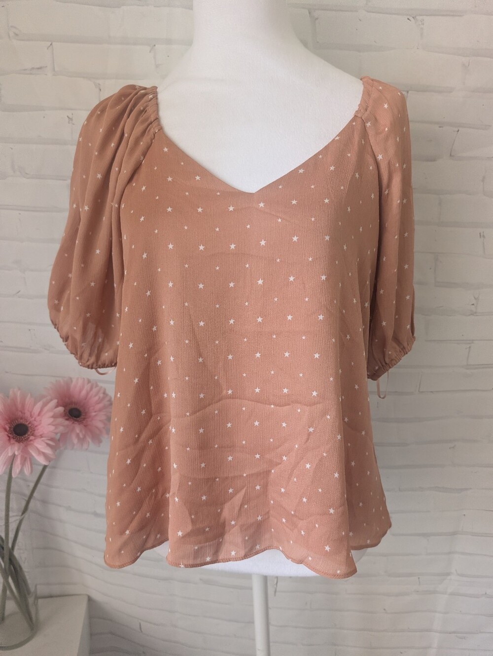 NWT Sugar Lips Women's Peach Star Print V-Neck Puff Sleeve Blouse